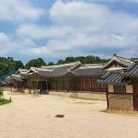 Palace of Serenity: Changdeokgung's Majestic Charm