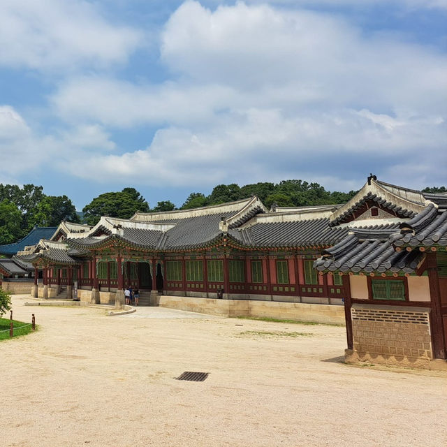 Palace of Serenity: Changdeokgung's Majestic Charm