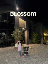 BLOSSOM คาเฟ่โทนสีดำสไตล์เท่ๆ
