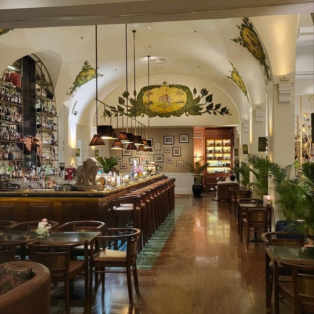 金邊萊佛士 Elephant Bar，世界30大酒吧