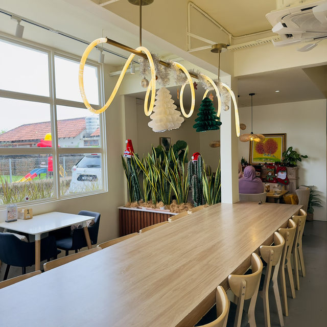 Cozy Bliss: A Delightful Escape at Café De White, Kuantan!