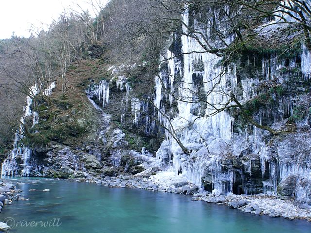 【埼玉県】秩父三大氷柱の一つ！氷の芸術「三十槌の氷柱」