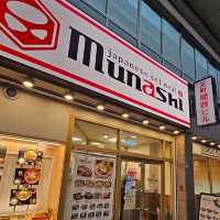 日本連鎖定食〔宮本むなし〕，神戶元町店舒適又好吃。