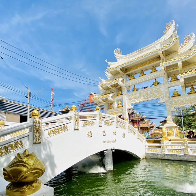 ตรุษจีนกราบขอพรเจ้าแม่กวนอิม เสริมมงคลชีวิต