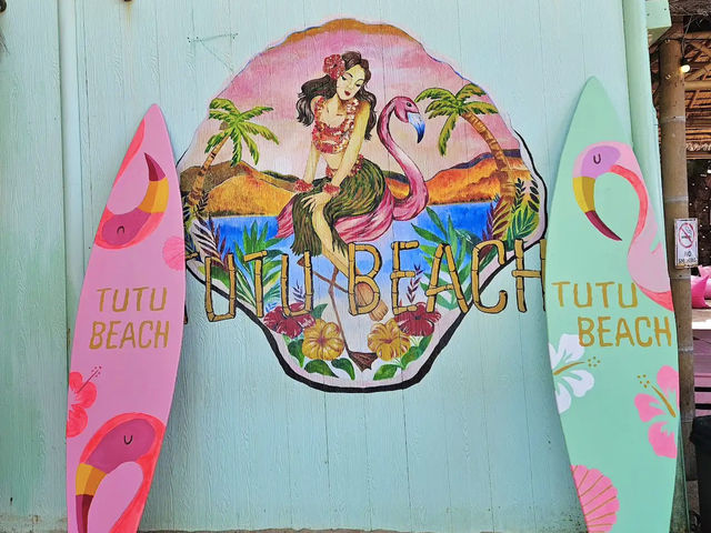 Tutu Beach คาเฟ่สีชมพูริมทะเล