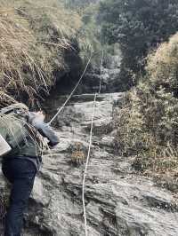 關山嶺山-碎石坡、拉繩岩壁與白茫茫的三角點