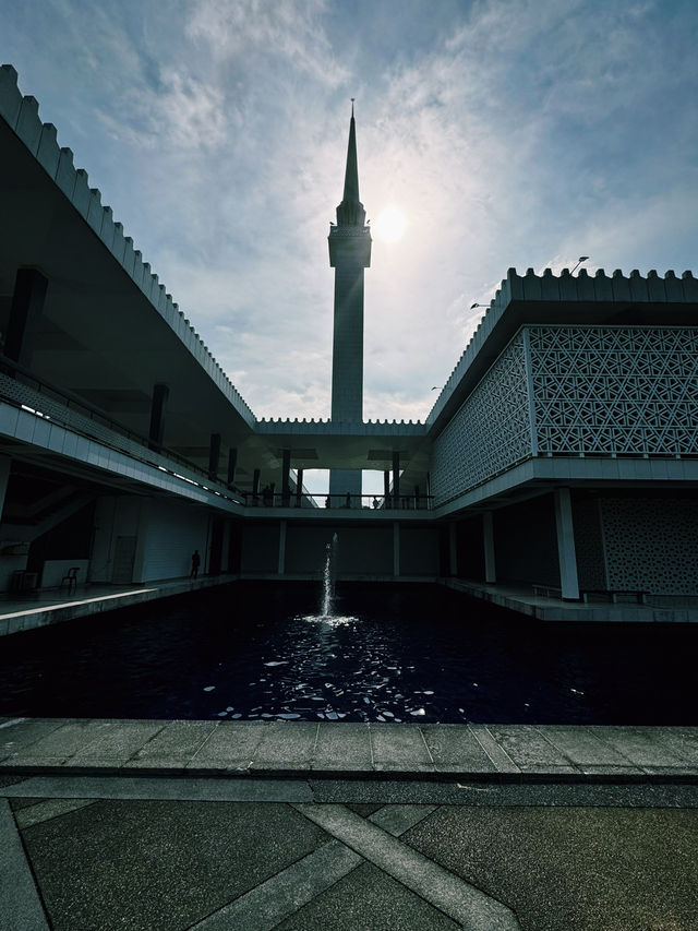 神聖な青の屋根が輝く、マレーシア最大の国立モスク✨🏛️