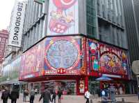 Eat, shop, and stroll around the city’s landmarks on ‘Nanjing Road’ in Shanghai.🏫✨