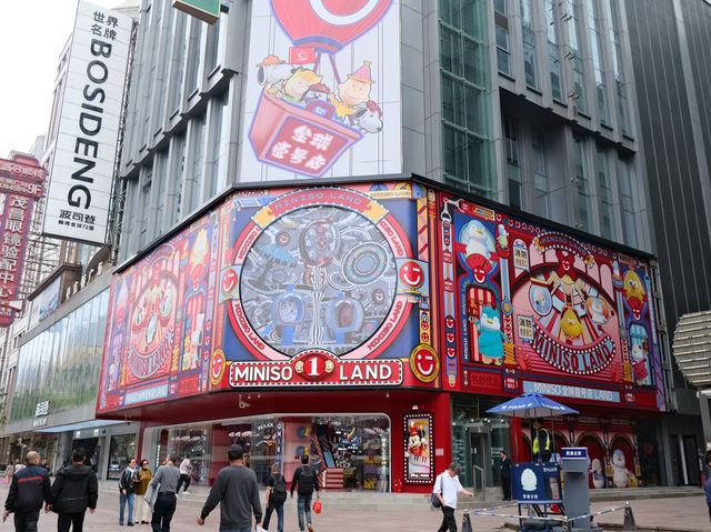 Eat, shop, and stroll around the city’s landmarks on ‘Nanjing Road’ in Shanghai.🏫✨