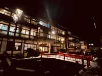 去到阿信的故鄉山形縣「銀山溫泉」擁有超過500年歷史以上的溫泉區。 走進《千與千尋》湯屋！超夢幻「雪景溫泉街」♨️ 「銀山溫泉」的日與夜景色，古色古香的溫泉老街，彷彿穿越時空回到了大正時