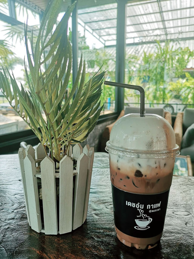 จิบแฟแลนา ที่ร้านเดชอุ่ม กาแฟ