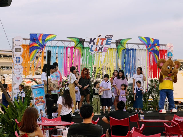 Kite on the Lake ทะเลสาบเมืองทอง