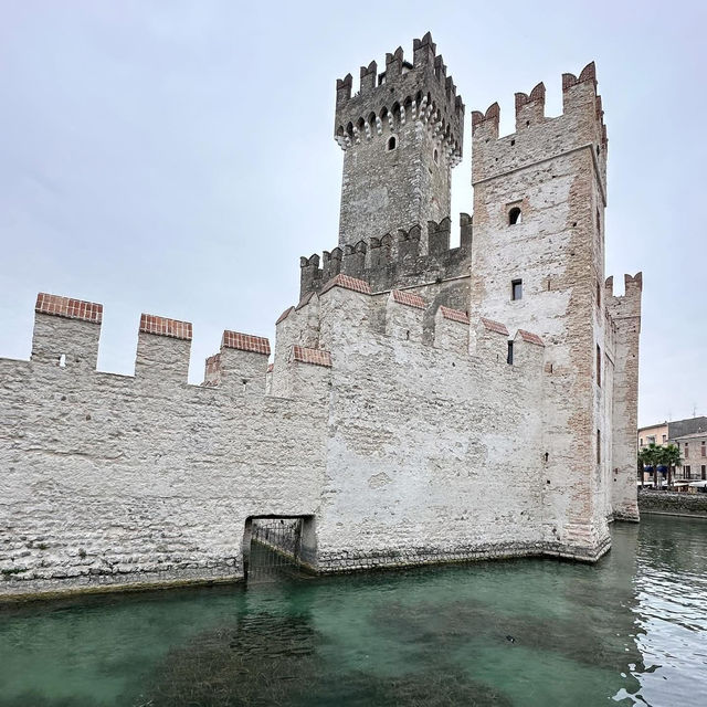 🏰 *"The Scaligero Castle: A Fairytale Fortress on Lake Garda" 🌊⚔️