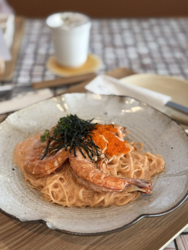More style than substance at pricey cafe