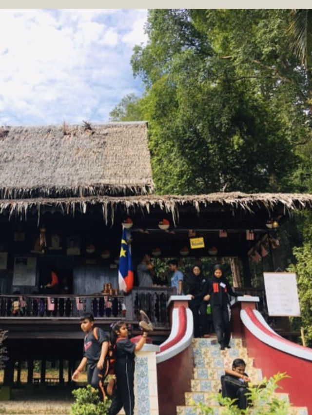 Discovering Melaka: Time Travel, Street Food & A Floating Pirate Ship 