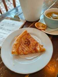 Chamomile, Typewriters & Teddy Bears—What a Café!