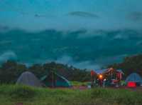 🌧️⛺️ ไร่ฝนเทียม – กางเต็นท์หน้าฝน