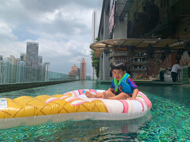 バンコクの真ん中で、ビーチ気分を。🌆🏖️ #TribeSky