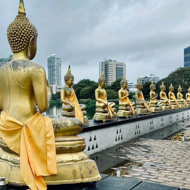 「シーマ・マラカヤ」—湖上に浮かぶ静寂の仏教寺院