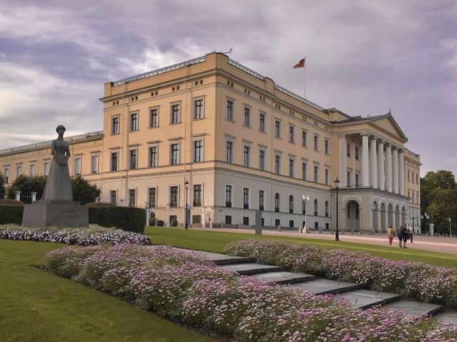 🏰 奧斯陸王宮 Royal Palace 攻略｜皇室建築與衛兵換崗的經典儀式
