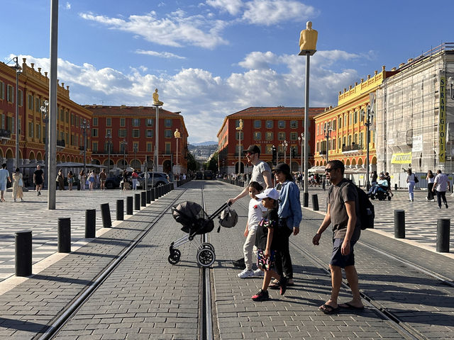 【マセナ広場（Place Masséna）｜ニースの“心臓”が揺れるモザイク広場】