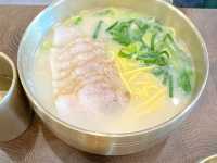 🍜 濟州機場旁的暖胃好味道：소길국수刀削麵店，大推！