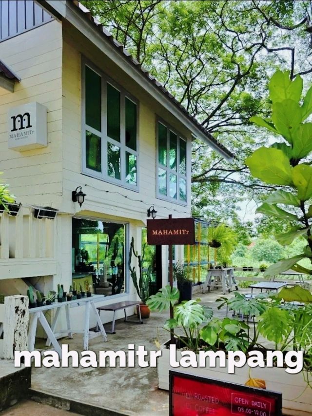 Mahamitr Lampang เป็นคาเฟ่ที่มีชื่อเสียงในลำปาง