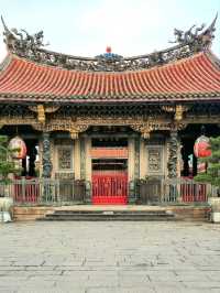 Tranquil Vibes at Taipei’s Timeless Longshan Temple