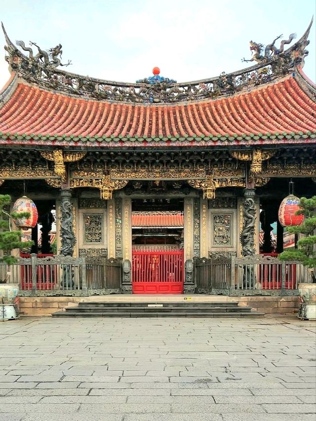 Tranquil Vibes at Taipei’s Timeless Longshan Temple
