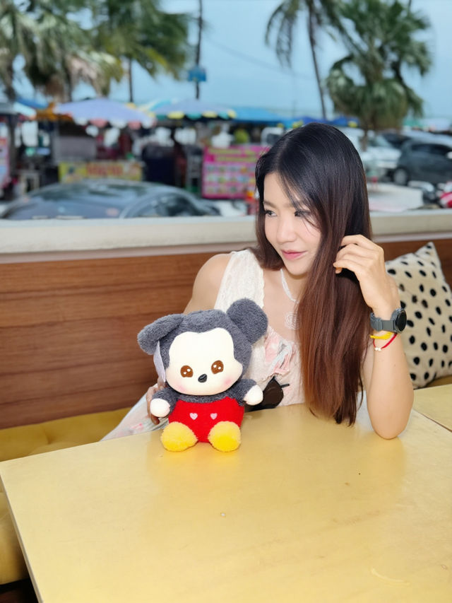 คาเฟ่ติดชายหาดบางแสน @Peeps breakfast and bar 🍷