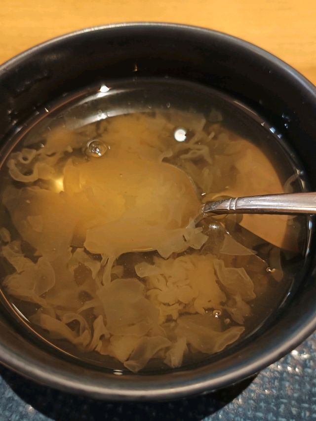 中和環球MoMo壽喜燒的驚喜甜點，白木耳露暖心又暖胃。