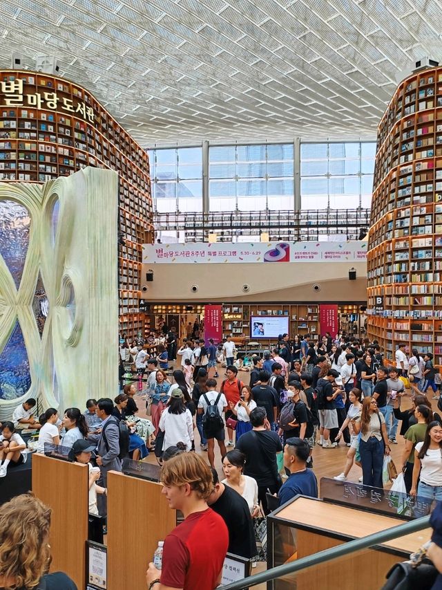 金燦燦的閱讀星河，首爾COEX星空圖書館。