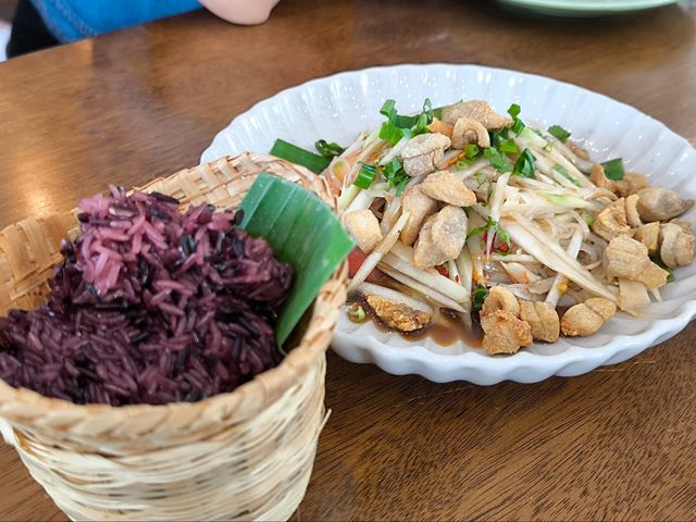 Homnoir หอมนัวร์ somtum&cafe 