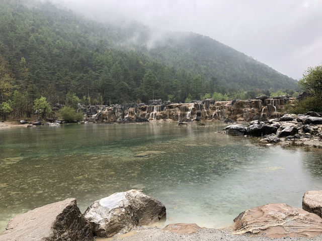 【藍月谷（Blue Moon Valley）｜雲南省・麗江 「白い石と青い水が織りなす、雪山のふもとの幻想エリア」】