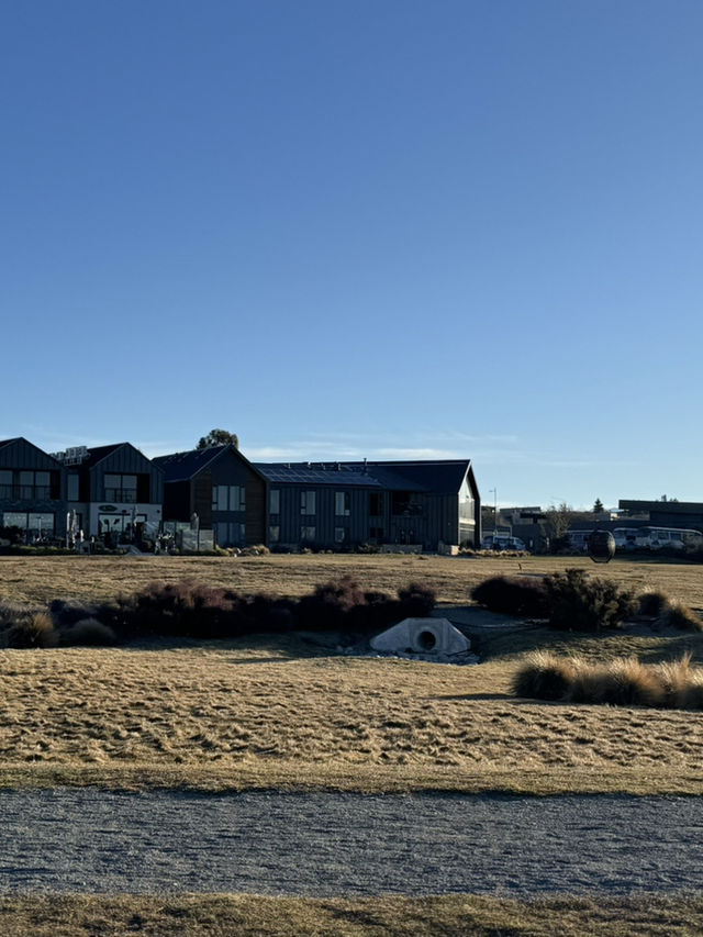 Tekapo - Lake, Dog statue & Church 