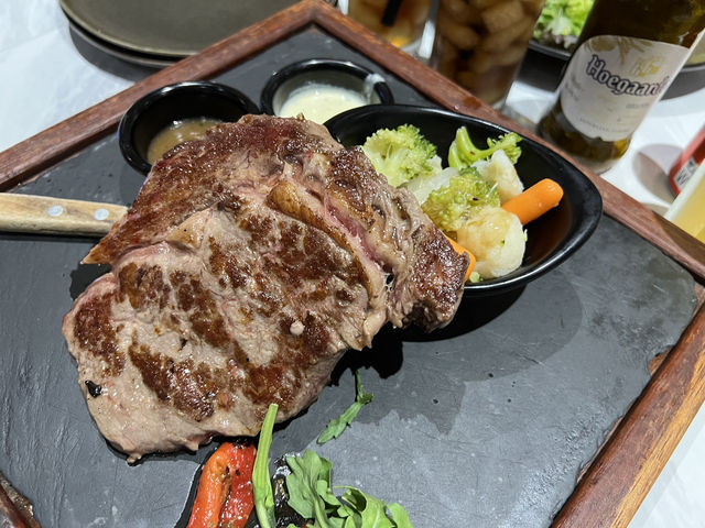 🍽️ Dinner at COLLIN’S® Marina Square – Hearty Plates, Laid-Back Vibes