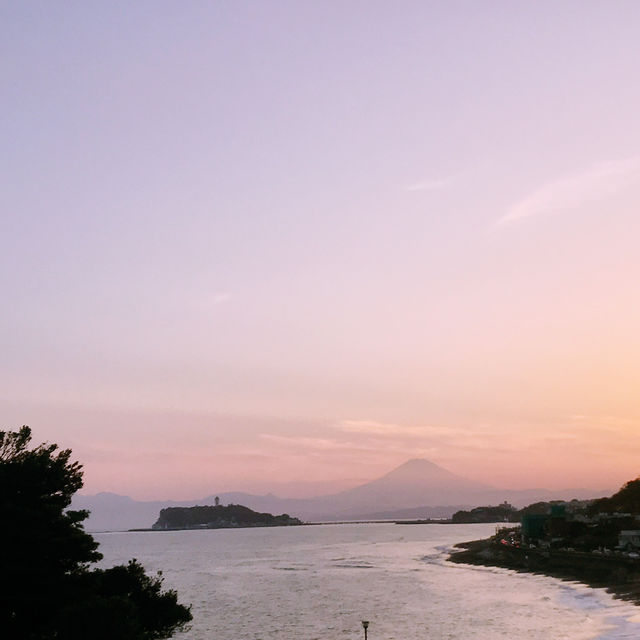 🚗 夕暮れの絶景ドライブと海辺の散歩 ― 稲村ヶ崎から望む江の島と富士山 🚗 夕暮れの絶景ドライブと海辺の散歩 ― 稲村ヶ崎から望む江の島と富士山