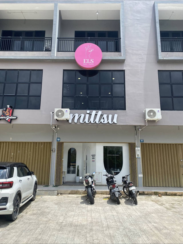 Mittsu Café & Dessert, Whimsical Treats and Family-Friendly Vibes in Batam