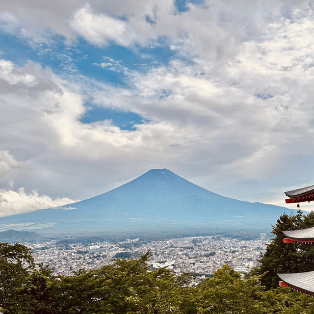 🏔「鳥居、五重塔與富士山同框，這就是日本最經典的風景。」