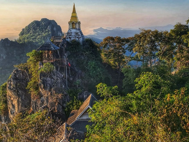 เจดีย์ขาวบนยอดเขา เส้นทางแห่งศรัทธาเหนือสายหมอก เจดีย์ขาวบนยอดเขา เส้นทางแห่งศรัทธาเหนือสายหมอก