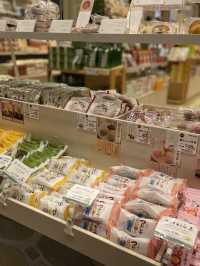 店頭の坊ちゃんが目印！道後最大級のお土産スポット