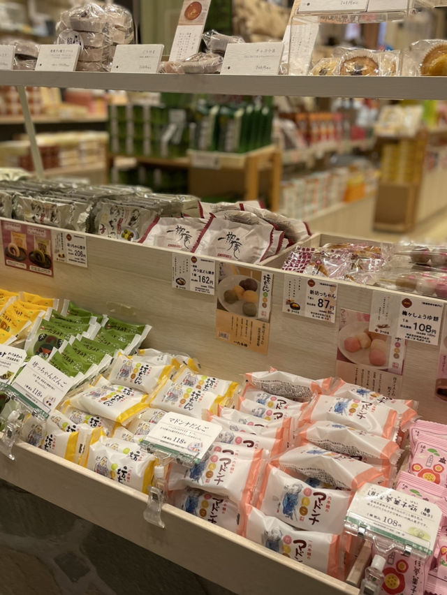 店頭の坊ちゃんが目印！道後最大級のお土産スポット