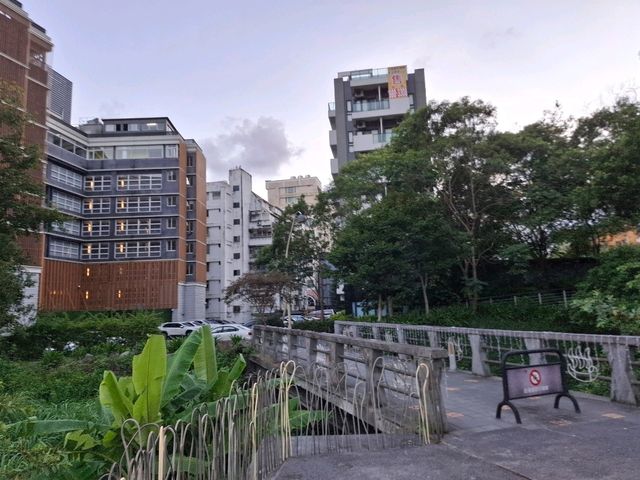 。飯店結合日式溫泉文化與藝術氛圍，打造舒適放鬆的住宿體驗。客房內皆設有半露天溫泉浴池