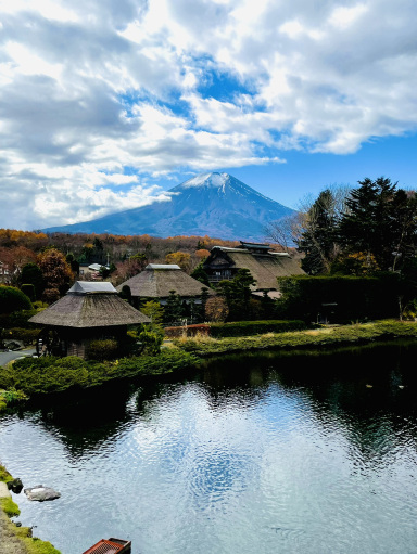 茅葺き屋根、富士山、鯉の池を上から見る絶景スポット | Trip.com 忍野村