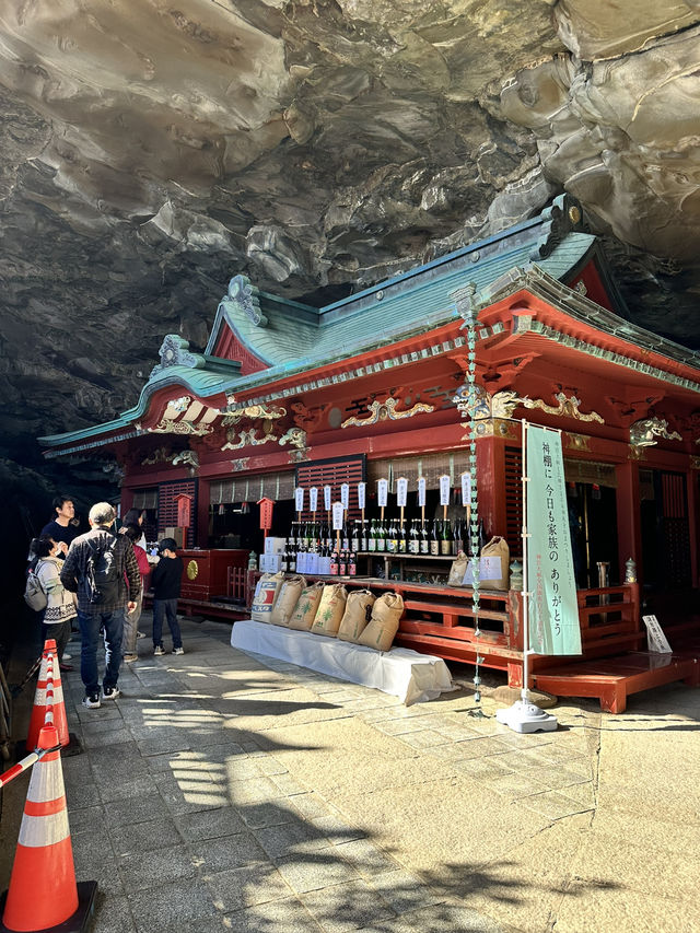 絶壁に位置する神社 本殿は洞窟の中に・・