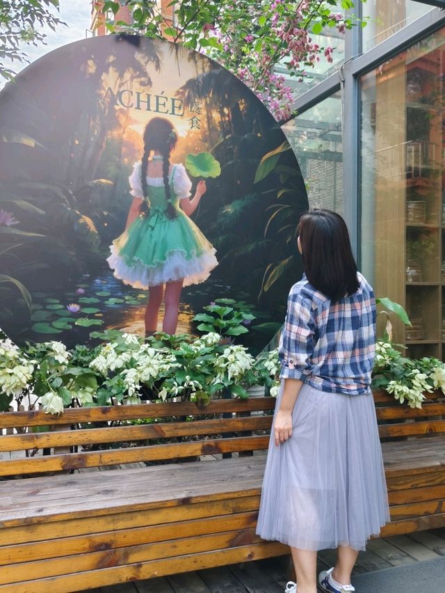 城堡裡的雲貴菜小酒館!紅酒杯裝涼粉、酸菜魚旁放玫瑰🌹 城堡裡的雲貴菜小酒館!紅酒杯裝涼粉、酸菜魚旁放玫瑰🌹