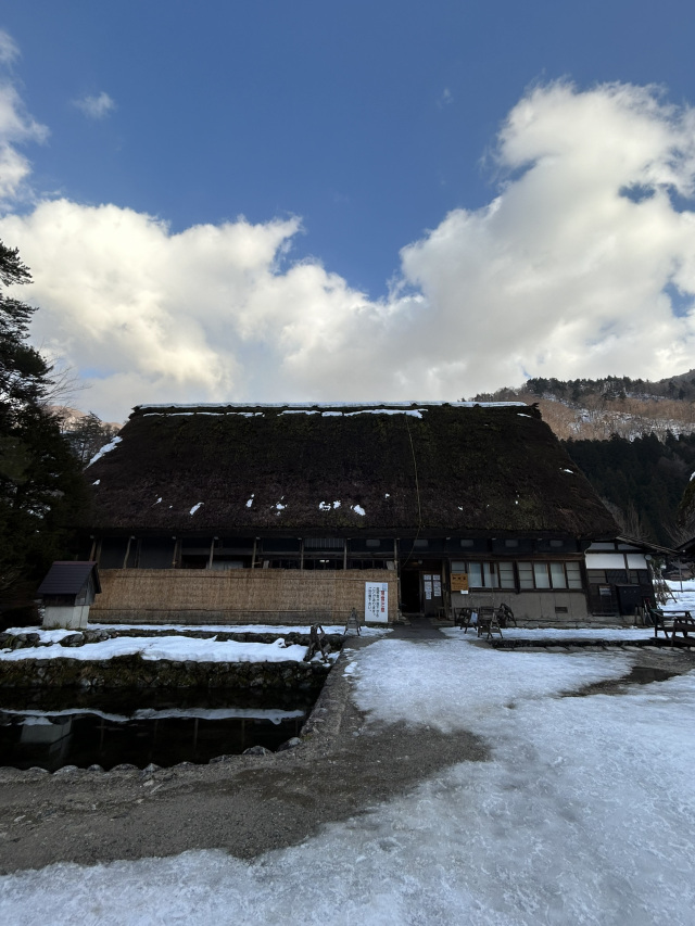 白川郷🇯🇵】絶景展望台と囲炉裏ランチを楽しむ旅 🏔️✨ | Trip.com