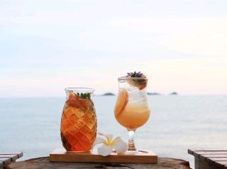 Holiday Specialty coffee and Beach Bar。