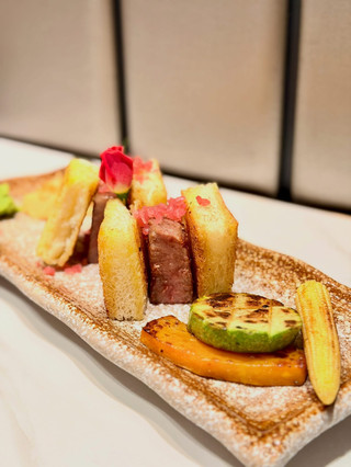 🇯🇵奢華和牛盛宴🤩櫻田日本餐廳頂級日料推介👄👄

晚餐想好好獎勵自己💁🏻♀️沙田帝都酒店嘅 櫻田日本餐廳 最近推出全新【熊本和牛夏至饗宴(一人前)】✨由清新前菜、極品海鮮到高質和牛應有盡有,帶來視覺同味覺嘅極致享受💯

🍅 清爽開胃前菜 & 刺身
▪️熊本水果蕃茄沙律佐和風檸檬汁 🥗
蕃茄清甜爆汁,配埋檸檬汁酸酸甜甜,夏日解膩一流

▪️牡丹蝦刺身🦐
超大隻!蝦肉極之黏糯鮮甜,新鮮爆燈

🦪 鐵板與匠心海鮮鮮味
▪️鐵板孔雀鮑魚 🐚
喺鐵板上即席香煎,口感爽口彈牙,鮮味濃郁

▪️甘鯛立鱗燒佐松子菠菜汁 🐟
魚鱗炸到脆卜卜,魚肉嫩滑,配埋特製松子菠菜汁層次超豐富

🥩 震撼主角:熊本和牛雙重奏
▪️熊本和牛三文冶 🥪
厚切和牛超juicy,夾埋烘到香脆嘅麵包,一咬油脂喺口中爆發

▪️熊本和牛薄燒 🥓
薄切和牛入口即溶,捲埋香蔥等配料一齊食,肉香四溢超幸福

🍚 完美飽肚主食
▪️高菜山椒魚苗炒飯 🍛
炒到粒粒分明,高菜鹹香帶微辣,加上香脆魚苗,極度惹味

炒野菜及味噌汁 🥬🥣
清甜爽脆嘅野菜加埋暖胃味噌湯,完美中和和牛嘅油膩感

🍦 甜蜜和風尾聲
▪️白桃奶凍 🍑 + 綠茶雪糕 🍵
奶凍香滑帶陣陣清甜白桃香;綠茶雪糕茶味濃郁回甘,為呢一餐畫上完美句號❤️

📍 櫻田日本餐廳 
地址:沙田白鶴汀街8號帝都酒店3樓

#沙田美食 #帝都酒店 #櫻田日本餐廳 #熊本和牛 #鐵板燒