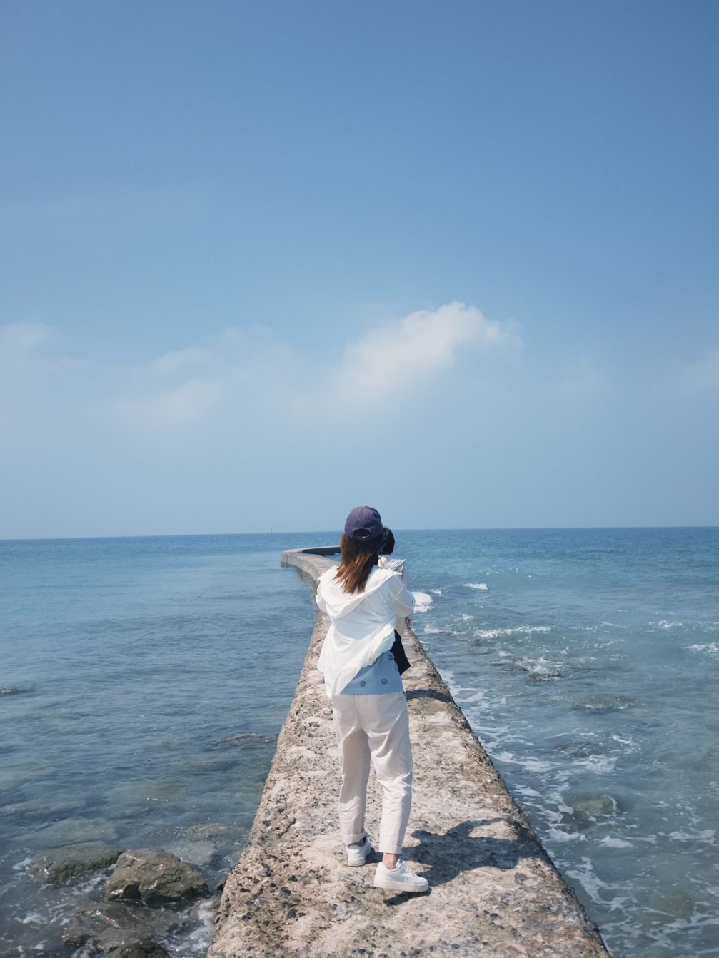 Such a crystal-clear and beautiful beach is right here in Penghu, Taiwan!!.